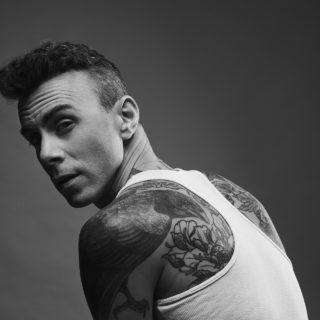 Ο Asaf Avidan προσπαθεί να δείξει ότι υπάρχει ομορφιά στην μελαγχολία και τον εσωτερικό πόνο