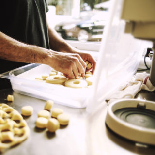 Μια «Αμερικάνα» στο Μετς τηγανίζει λουκουμάδες από νεοϋορκέζικη ζύμη