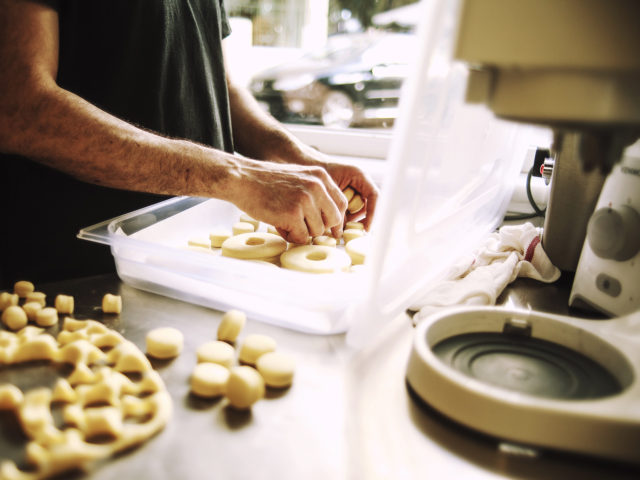 Μια «Αμερικάνα» στο Μετς τηγανίζει λουκουμάδες από νεοϋορκέζικη ζύμη