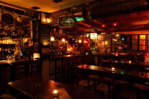 Στο Jazz in Jazz, υπάρχουν 12.000 δίσκοι και 120 ετικέτες ουίσκι. Μην ψάξετε WiFi, δεν υπάρχει.