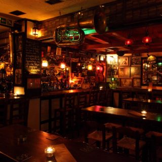 Στο Jazz in Jazz, υπάρχουν 12.000 δίσκοι και 120 ετικέτες ουίσκι. Μην ψάξετε WiFi, δεν υπάρχει.