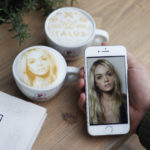 Είχες φανταστεί ποτέ ότι τον αφρό του cappuccino σου θα μπορούσε να τον διακοσμεί η καλύτερη selfie σου;
