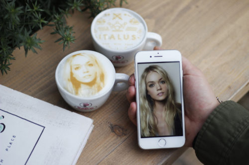 Είχες φανταστεί ποτέ ότι τον αφρό του cappuccino σου θα μπορούσε να τον διακοσμεί η καλύτερη selfie σου;
