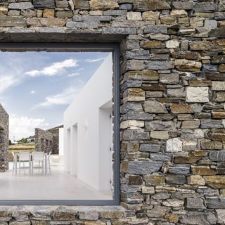 The Hug: Ένα κτίριο που προσαρμόζεται αρμονικά στο κυκλαδικό τοπίο