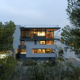 Μια διπλοκατοικία στον περιφερειακό του Φιλοπάππου μοιάζει με πίνακα του Modrian σε τρισδιάστατο καμβά