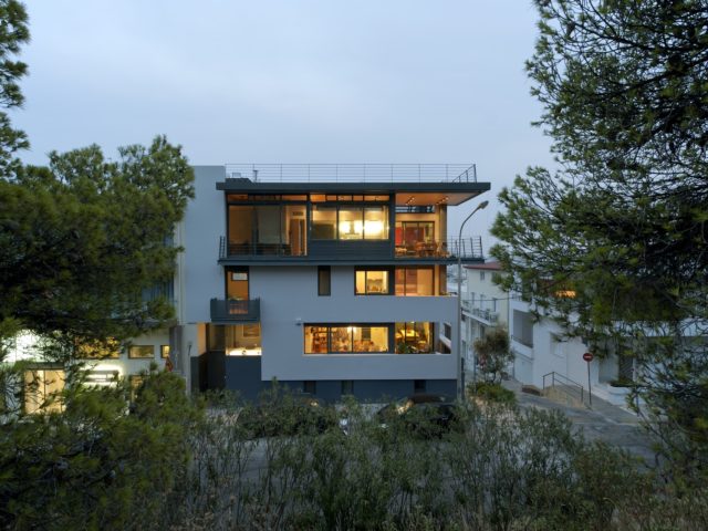 Μια διπλοκατοικία στον περιφερειακό του Φιλοπάππου μοιάζει με πίνακα του Modrian σε τρισδιάστατο καμβά