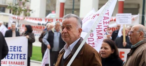 Θεσσαλονίκη: Διαμαρτυρία συνταξιούχων έξω από τα γραφεία του ΕΦΚΑ