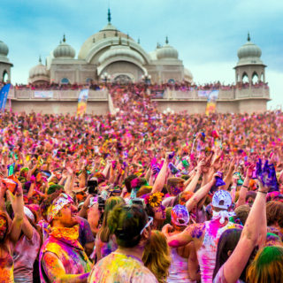 Σε αυτό το φεστιβάλ στην Ινδία, γιορτάζουν την άνοιξη καλύπτοντας τα σώματά τους με χρώμα [ΕΙΚΟΝΕΣ]