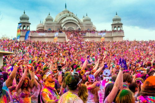 Σε αυτό το φεστιβάλ στην Ινδία, γιορτάζουν την άνοιξη καλύπτοντας τα σώματά τους με χρώμα [ΕΙΚΟΝΕΣ]