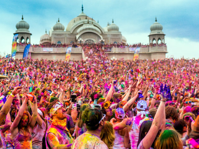Σε αυτό το φεστιβάλ στην Ινδία, γιορτάζουν την άνοιξη καλύπτοντας τα σώματά τους με χρώμα [ΕΙΚΟΝΕΣ]