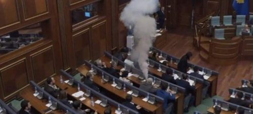Κόσοβο: Βουλευτές πέταξαν δακρυγόνα στη βουλή κατά τη διάρκεια συνεδρίασης [ΒΙΝΤΕΟ]