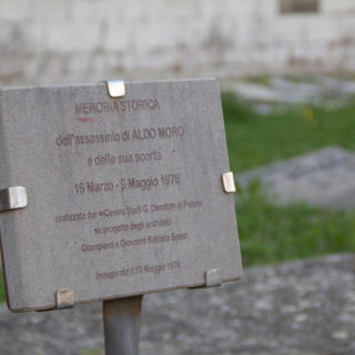 Ιταλία: Άγνωστοι έγραψαν τα αρχικά των Ερυθρών Ταξιαρχιών στο μνημείο του Άλντο Μόρο