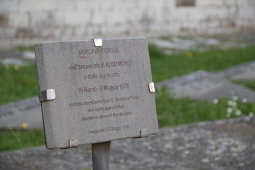 Ιταλία: Άγνωστοι έγραψαν τα αρχικά των Ερυθρών Ταξιαρχιών στο μνημείο του Άλντο Μόρο