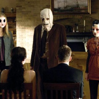 ΑΠΟΚΛΕΙΣΤΙΚΟ ΒΙΝΤΕΟ: «The Strangers: Ματωμένη Νύχτα», το θρίλερ που κάνει τρομακτικό makeover στο κλασικό hit των 80s, “I Think We’re Alone Now”