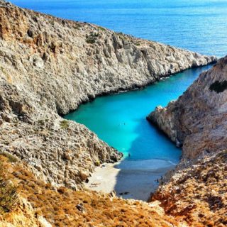 Αυτή είναι μία από τις εντυπωσιακότερες «άγνωστες παραλίες» της Ελλάδας [ΒΙΝΤΕΟ]