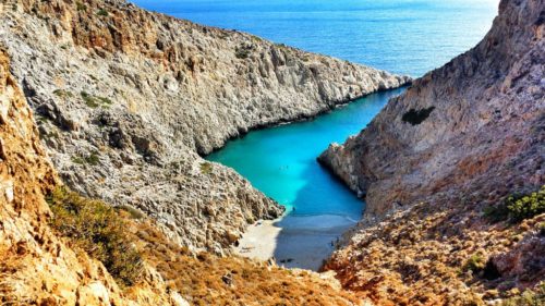 Αυτή είναι μία από τις εντυπωσιακότερες «άγνωστες παραλίες» της Ελλάδας [ΒΙΝΤΕΟ]