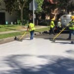 Γιατί το Λος Άντζελες βάφουν λευκούς τους δρόμους;