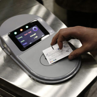 Στη τελική ευθεια το ηλεκτρονικό εισιτήριο – Κλείνουν οι μπάρες σε 16 σταθμούς