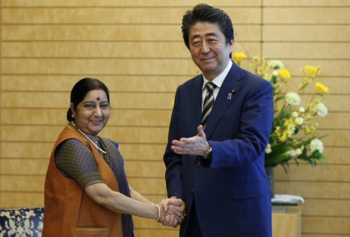 Ιαπωνία: Ο πρωθυπουργός Σίνζο Άμπε θα επισκεφθεί τις ΗΠΑ για συνομιλίες με τον Ντόναλντ Τραμπ