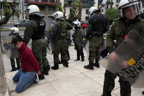 Σε συλλήψεις μετατράπηκαν οι προσαγωγές των δύο διαδηλωτών του αντιπολεμικού συλλαλητηρίου