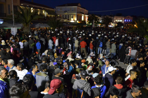 Λέσβος: Επιχείρηση εκκένωσης της πλατεία Σαπφούς μετά τα βίαια επεισόδια κατά προσφύγων