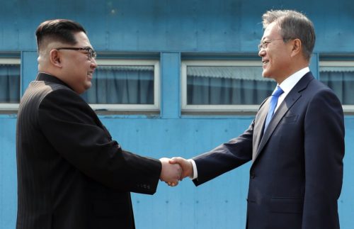 “Ειρήνη και ευημερία” υποσχέθηκαν ο Κιμ Γιονγκ- Ουν και ο Μουν Τζε Ιν στην πρώτη τους συνάντηση