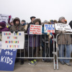 Χιλιάδες μαθητές στις ΗΠΑ διαδηλώνουν με αφορμή την επέτειο από τη σφαγή στο Λύκειο Κολουμπάιν