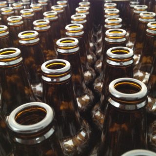 Ινδονησία: Η αστυνομία κατέστρεψε 6000 μπουκάλια νοθευμένου αλκοόλ, μετά τον θάνατο σχεδόν 100 ανθρώπων