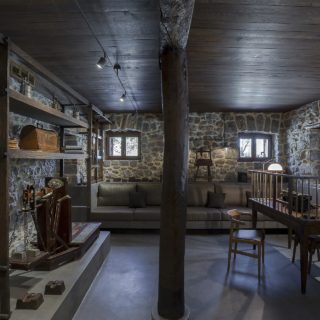 Στους πρόποδες του Παρνασσού υπάρχει μια κατοικία που λειτουργεί και ως ιδιότυπο μουσείο