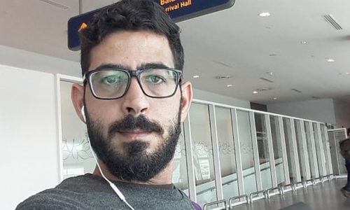 Αυτός ο Σύριος ζει πλέον στο αεροδρόμιο της Κουάλα Λουμπούρ, φοβούμενος ότι θα τον καλέσουν σε αναγκαστική επιστράτευση