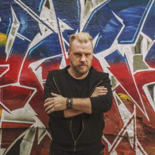 Ο Κώστας Σπυρόπουλος έχει να πει πολλές παραπάνω ιστορίες από το να μιλά για τη φράντζα του