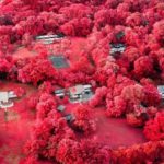 Ένας καλλιτέχνης μετατρέπει τη Σιγκαπούρη σε μία ονειρική, κόκκινη φαντασμαγορία [ΕΙΚΟΝΕΣ]