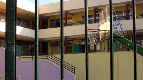 Κρήτη: Σοβαρός τραυματισμός μαθητή που «σφηνώθηκε» στα κάγκελα σχολείου