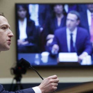 Ο Ζούκερμπεργκ έβγαλε 3 δισ. δολάρια ενώ κατέθετε στο Κογκρέσο