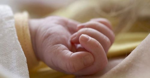 Γιατρός αφαίρεσε τα γεννητικά όργανα νεογέννητου αγοριού επειδή είχε προβλέψει ότι θα είναι κορίτσι