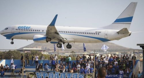 Αεροπλάνο πέρασε «ξυστά» από γήπεδο στην Κρήτη