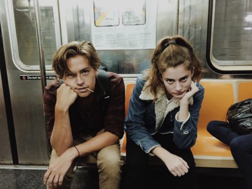 Ένα ζευγάρι συζητάει στο μετρό και η κουβέντα τους γίνεται viral για έναν σπουδαίο λόγο…