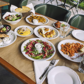 Ελλούδα: Eλληνική και κυπριακή κουζίνα συναντιούνται σε ένα μοντέρνο εστιατόριο πόλης