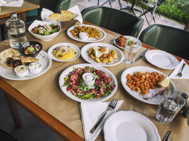 Ελλούδα: Eλληνική και κυπριακή κουζίνα συναντιούνται σε ένα μοντέρνο εστιατόριο πόλης