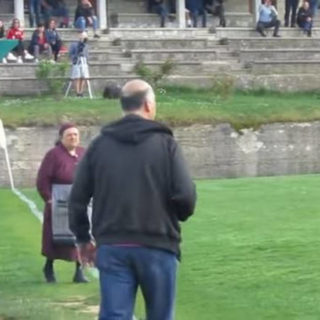 Αυτή η γιαγιά που… εισβάλλει στο γήπεδο ποδοσφαίρου είναι ό,τι καλύτερο θα δείτε σήμερα [ΒΙΝΤΕΟ]