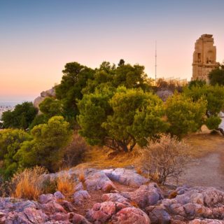 Πέντε δράστες λήστεψαν δύο νεαρά άτομα στο λόφο του Φιλοπάππου