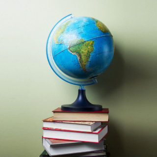 22 πρέσβεις προτείνουν ποιο βιβλίο να διαβάσετε πριν επισκεφτείτε την χώρα τους