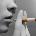 Όσο περισσότερο καπνίζει κανείς, τόσο αυξάνεται ο κίνδυνος εγκεφαλικού πριν από τα 50