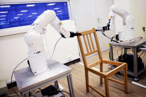 Τα πρώτα ρομπότ που συναρμολογούν έπιπλα της ΙΚΕΑ για μια καρέκλα χρειάσθηκαν 20 λεπτά [ΒΙΝΤΕΟ]