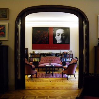 Σε μια πολυκατοικία του 1936, οι Creative Architects αντιμετώπισαν ένα διαμέρισμα σαν μουσείο