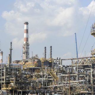 Στα ύψη οι τιμές του πετρελαίου μετά την απόφαση Τραμπ για αποχώρηση από τη συμφωνία με το Ιράν