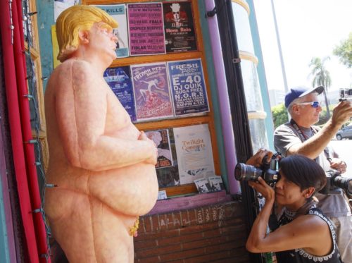 Για 28000 δολλάρια πωλήθηκε το τελευταίο γυμνό άγαλμα του Ντόναλντ Τραμπ