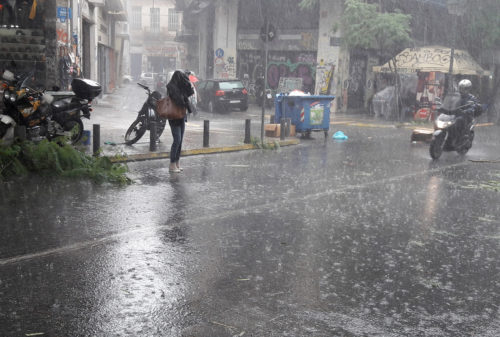 Διακοπή της κυκλοφορίας σε τμήμα της Πειραιώς λόγω της έντονης βροχόπτωσης