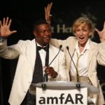 Γκρέις Τζόουνς, Τζέισον Ντερούλο και Έλι Γκούλντινγκ ενώνουν τις φωνές τους για την καταπολέμηση του AIDS στο γκαλά της amfAR
