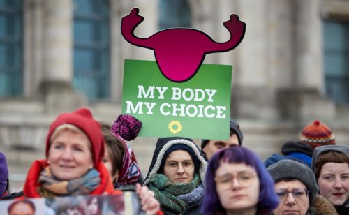 Σκοταδισμός στις ΗΠΑ: Ακυρώνεται το δικαίωμα των γυναικών στις αμβλώσεις